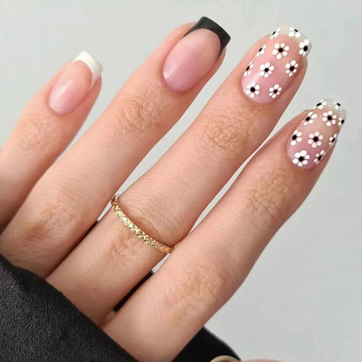 24Pcs/Box Fake Nails Almond Press on Nails for Women Bride With White Flower Designs Artificial Nail Tips Full Cover False Nails