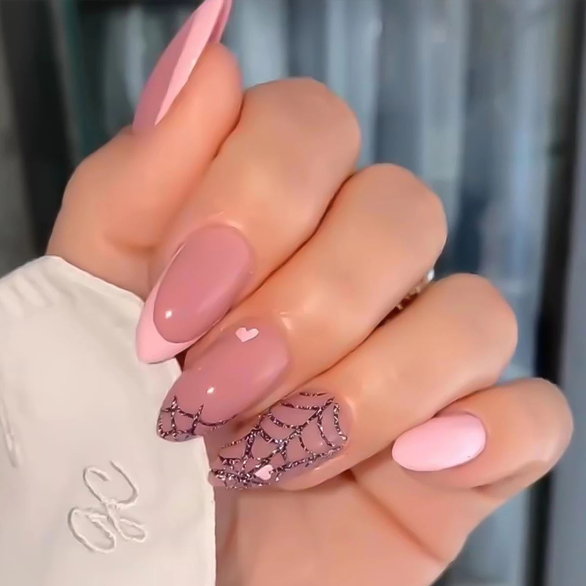 24Pcs/Box Fake Nails Almond Press on Nails for Women Bride With White Flower Designs Artificial Nail Tips Full Cover False Nails